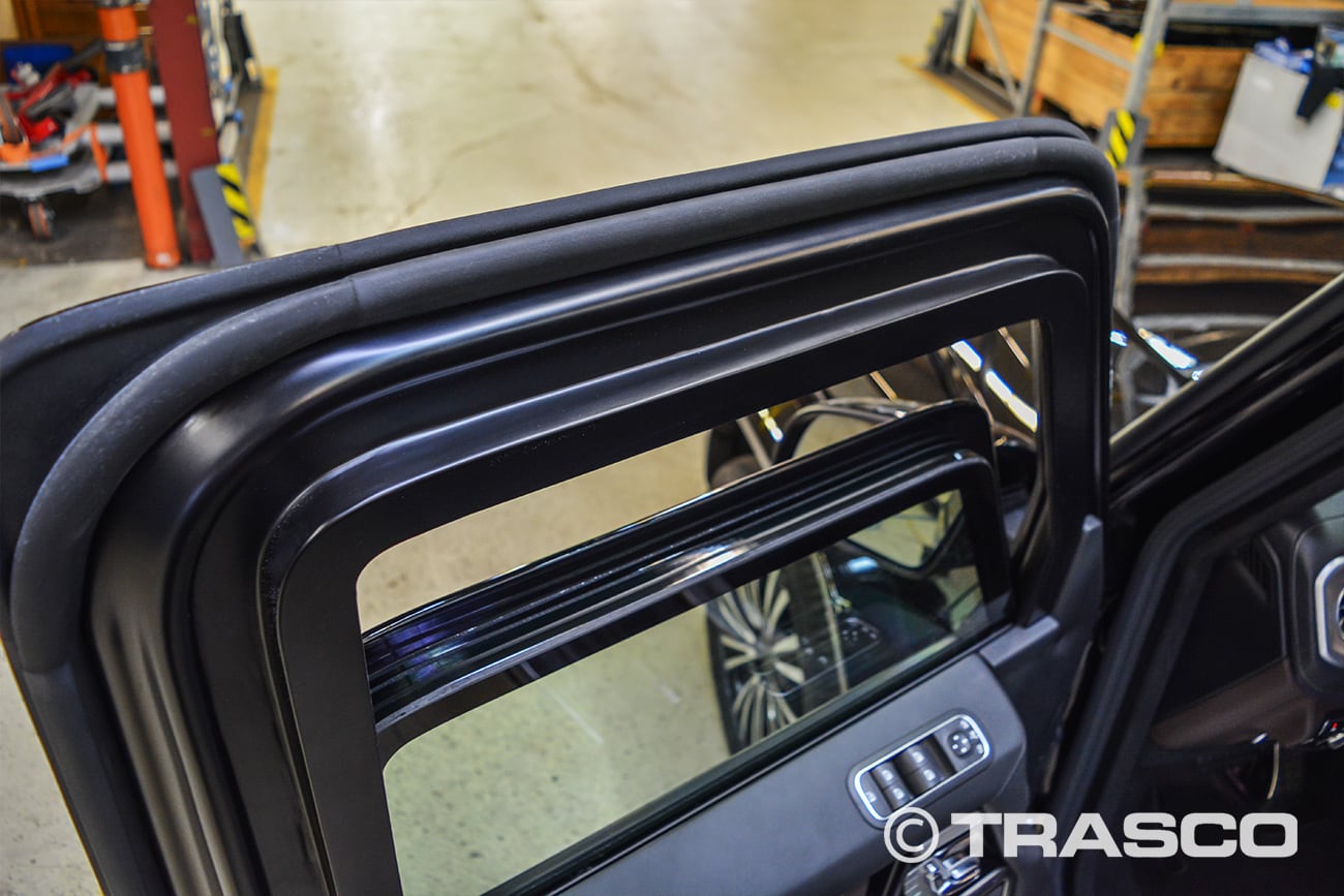 SUV blindé sur base du Mercedes-Benz G 63 AMG, encadrement de porte blindé avec verre balistique