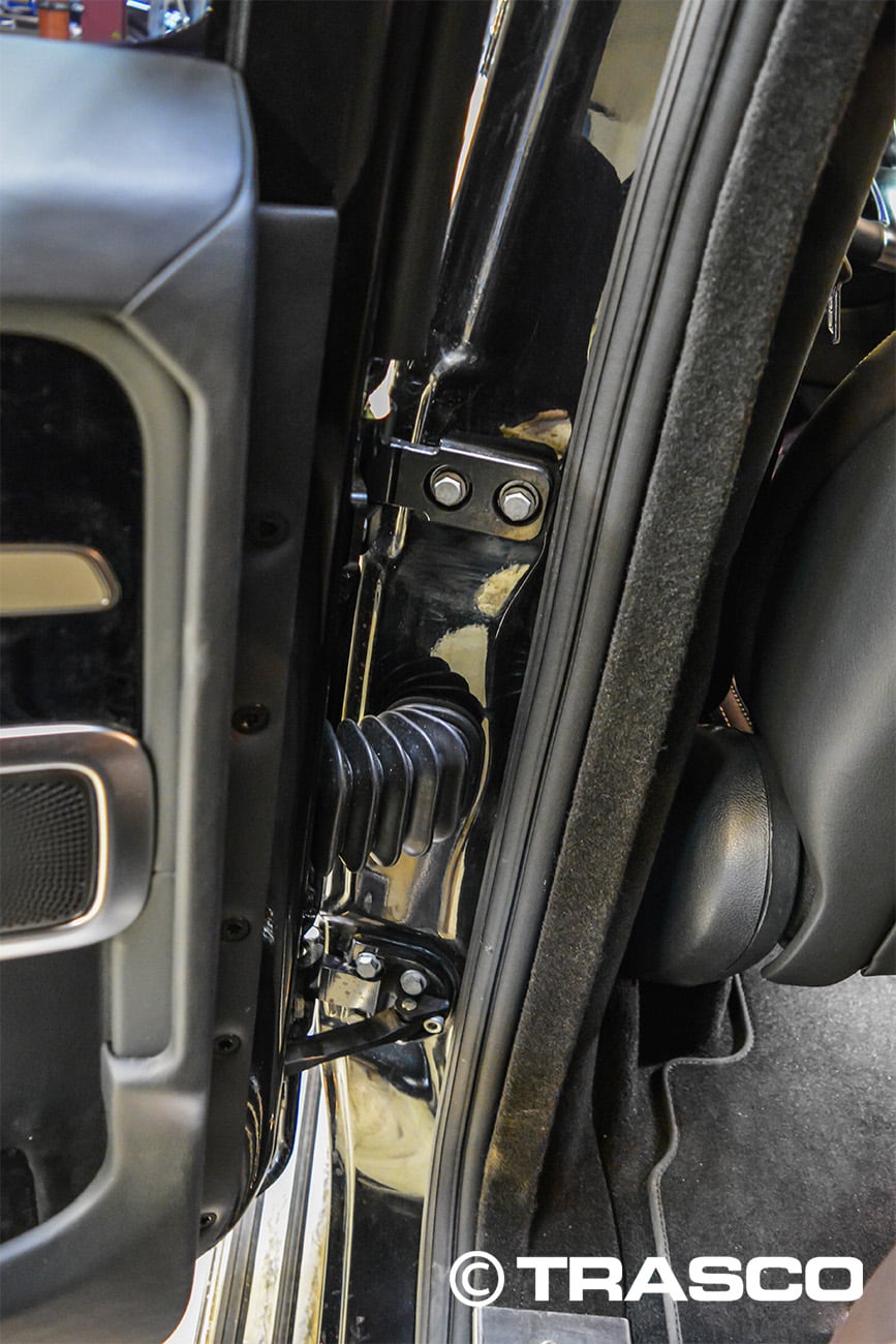 SUV blindé sur base du Mercedes-Benz G 63 AMG : charnière de porte renforcée fixée sur le montant blindé