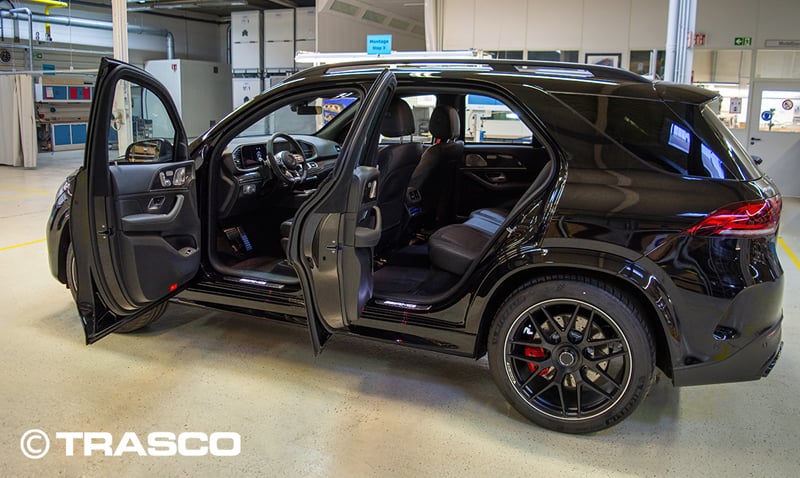 Gepanzerter SUV auf Basis des Mercedes-Benz GLE 63 AMG mit geöffneten Türen