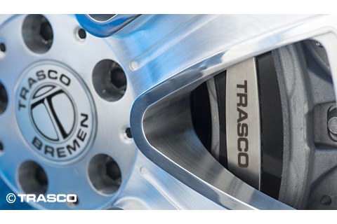 轻量化防护豪华轿车轮辋后方的TRASCO加强型制动卡钳