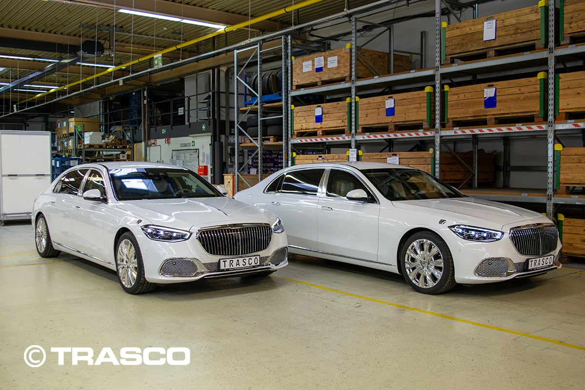 TRASCO工厂内两辆基于梅赛德斯-迈巴赫S级的轻量化防护豪华轿车