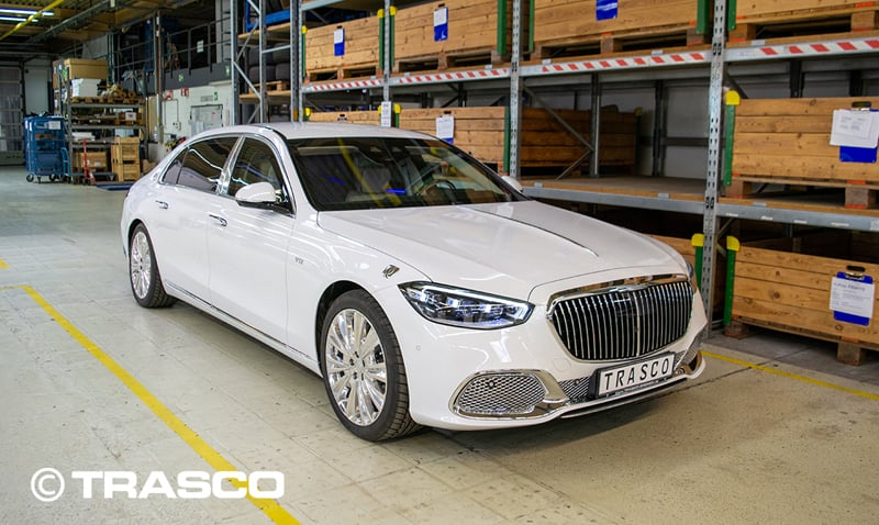 Berline blindée sur base d’une Mercedes-Maybach Classe S de TRASCO, vue de face devant l’usine de Brême