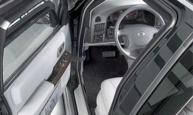 Nissan Patrol Peacekeeper blindé par TRASCO : porte avant blindée avec verre balistique