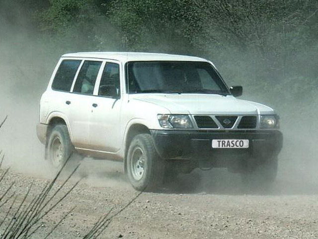 Nissan Patrol Peacekeeper blindé par TRASCO sur une piste tout-terrain poussiéreuse