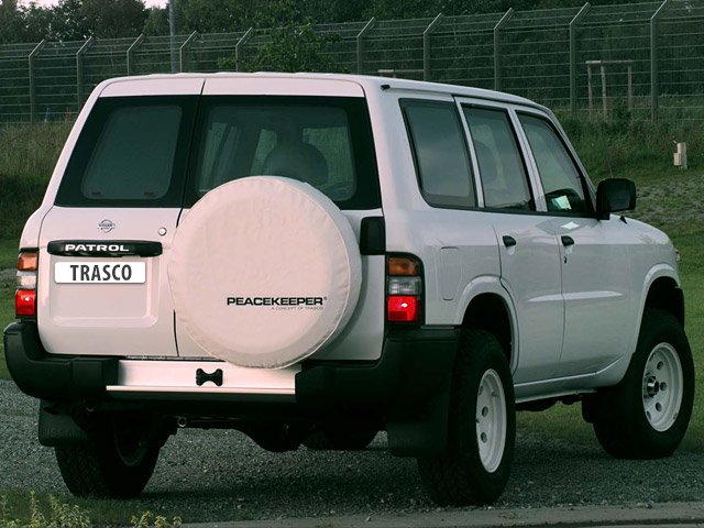 Nissan Patrol Peacekeeper blindé par TRASCO, vue arrière avec housse de roue de secours Peacekeeper