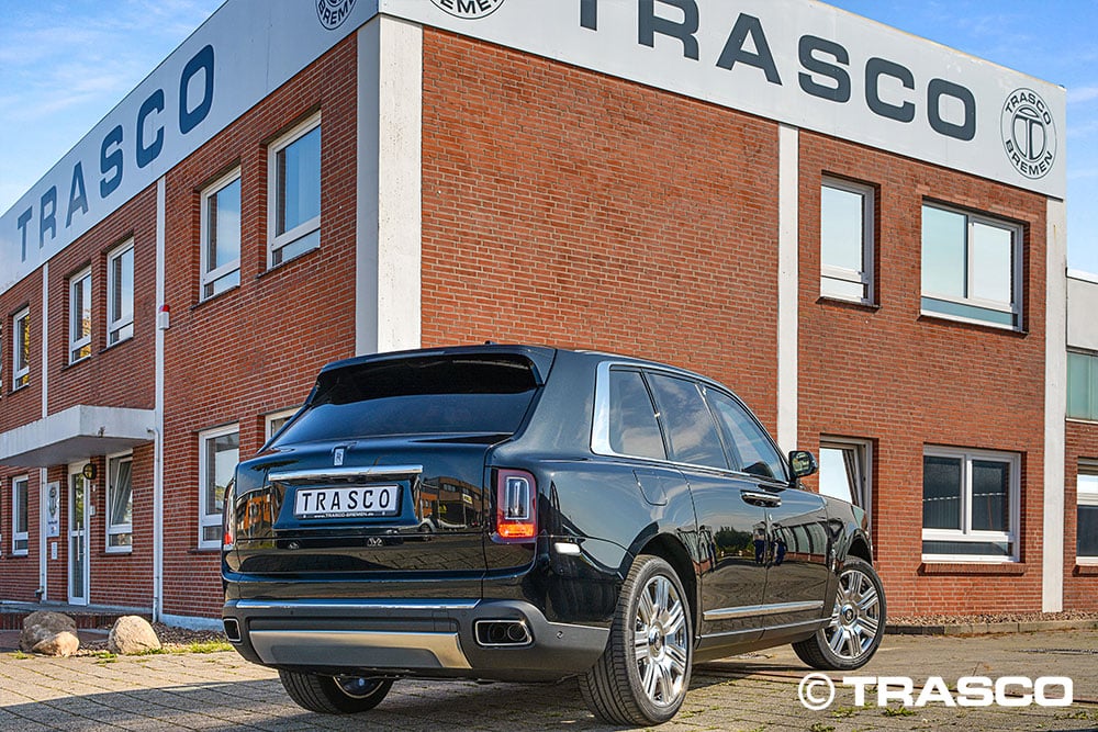 Armored SUV based on the Rolls-Royce Cullinan, rear three-quarter view in front of the TRASCO building
