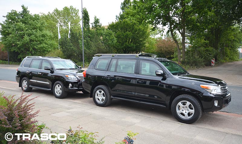Gepanzerte Toyota Land Cruiser mit Serienradstand und mit verlängertem Radstand nebeneinander