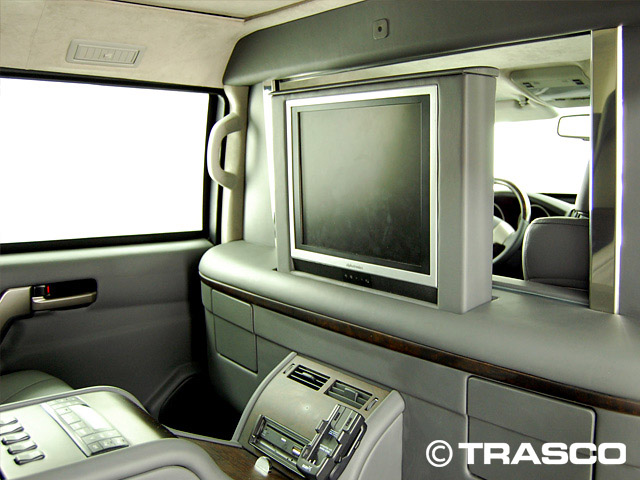 Gepanzerter Toyota Land Cruiser mit verlängertem Radstand von TRASCO: Trennwand mit Monitor