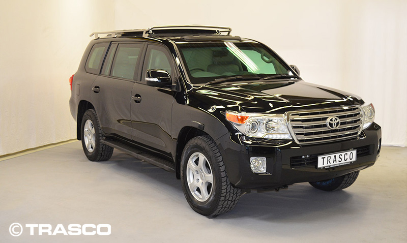 Gepanzerter Toyota Land Cruiser mit verlängertem Radstand von TRASCO, Dreiviertelansicht von vorn