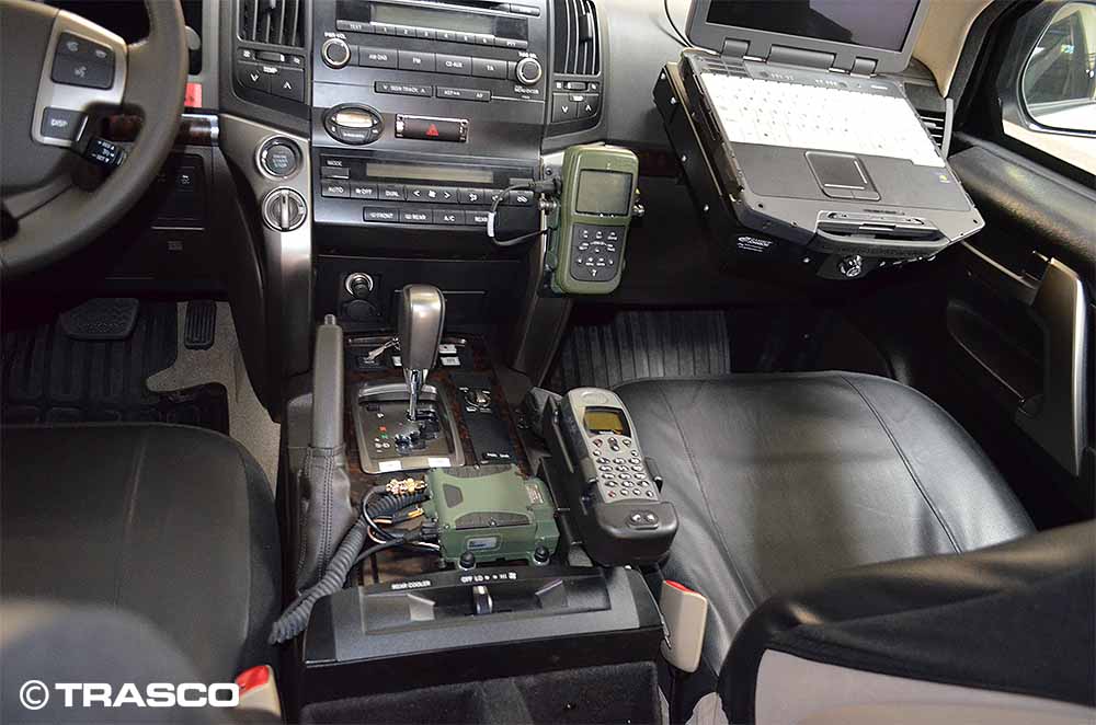 Gepanzerter Toyota Land Cruiser Special Forces von TRASCO: Cockpit mit Kommunikationstechnik