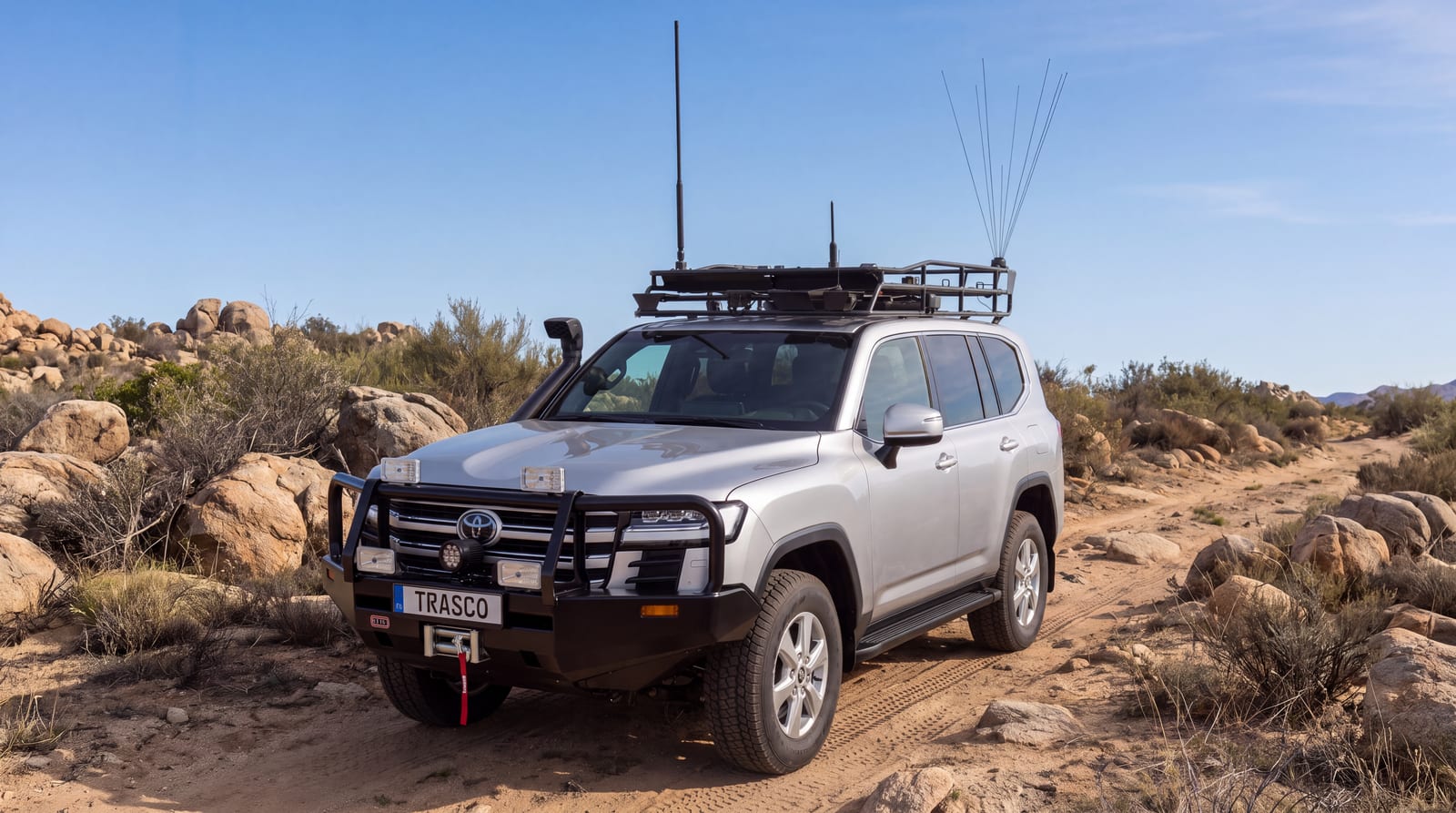 Gepanzerter Toyota Land Cruiser 300 Special Forces von TRASCO im Gelände
