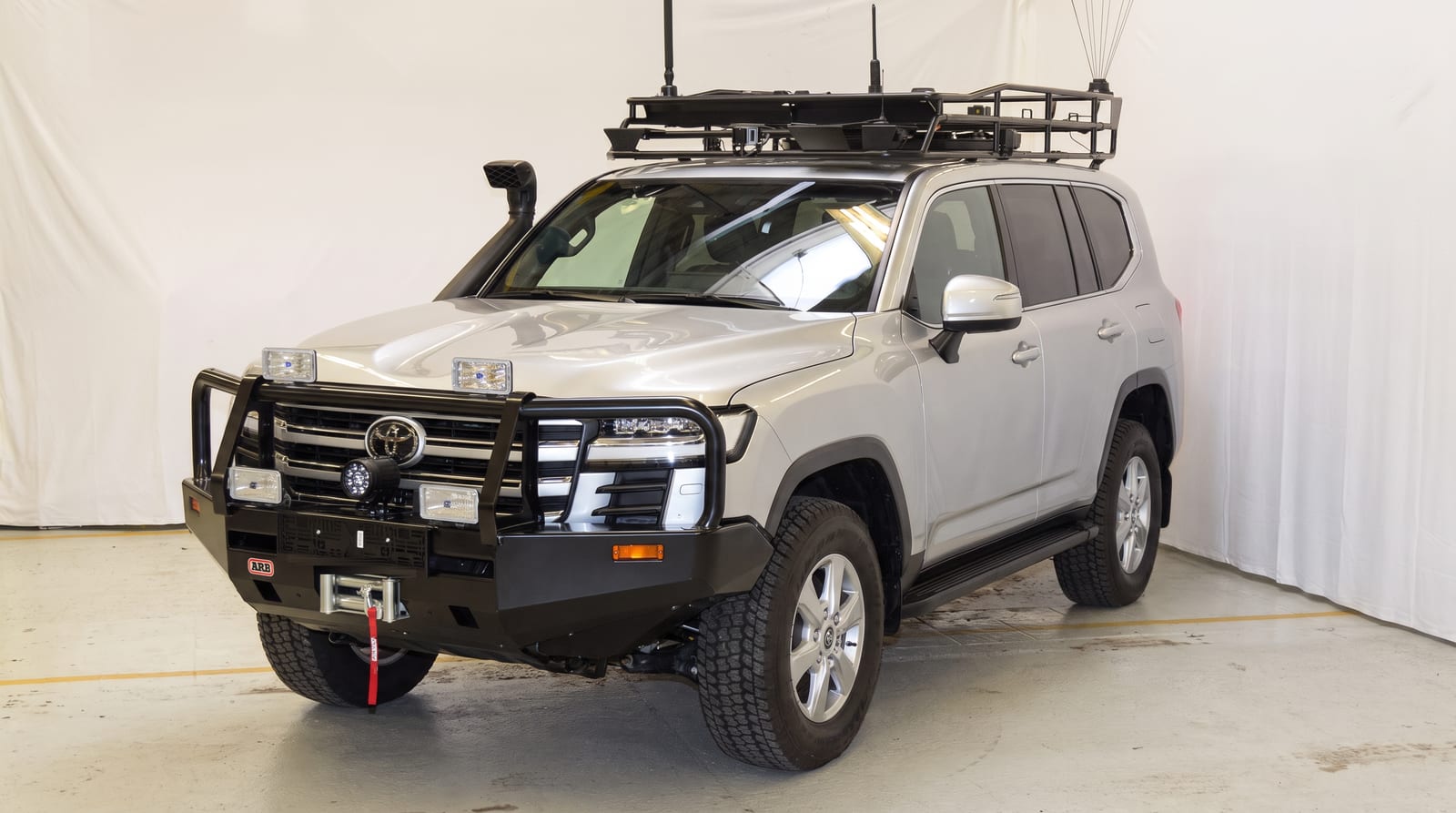 Gepanzerter Toyota Land Cruiser 300 Special Forces von TRASCO mit Frontschutzbügel, Seilwinde, Schnorchel und Dachträger