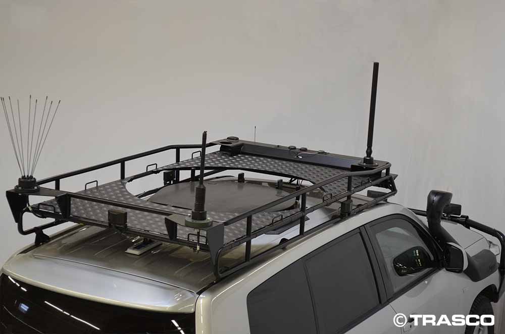 Gepanzerter Toyota Land Cruiser Special Forces von TRASCO: Dachträger für Antennen und Sensoren