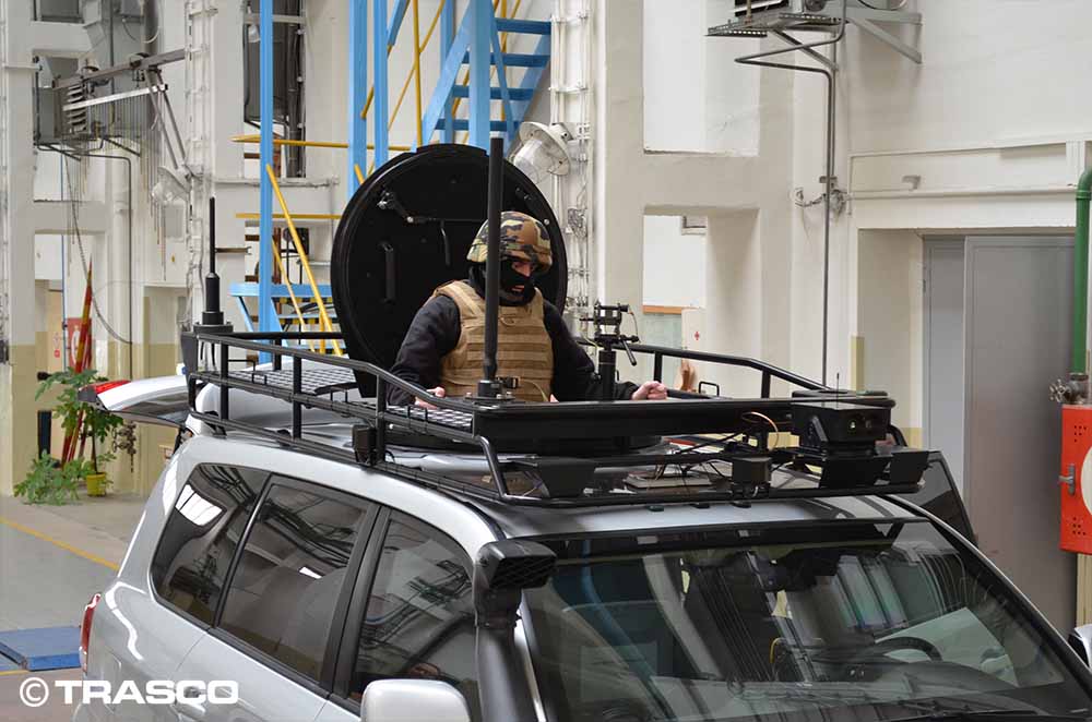 Gepanzerter Toyota Land Cruiser Special Forces von TRASCO: Besatzungsmitglied im drehbaren Dachturm