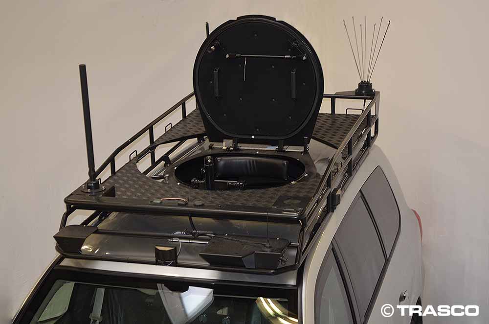 Gepanzerter Toyota Land Cruiser Special Forces von TRASCO: Dachturm mit geöffneter Luke und Antennen