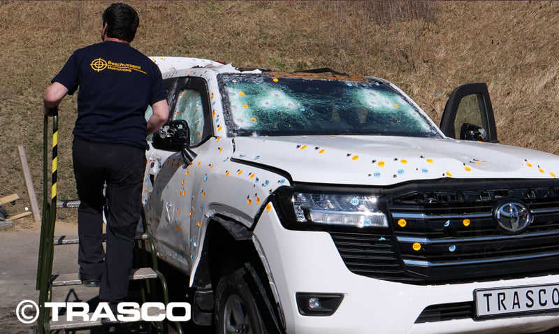 Задокументовані влучання на броньованому позашляховику Toyota Land Cruiser 300