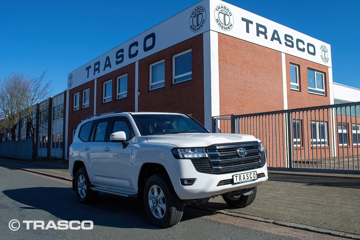 Броньований позашляховик Toyota Land Cruiser 300 перед заводом TRASCO в Бремені, зовні близький до серійного автомобіля