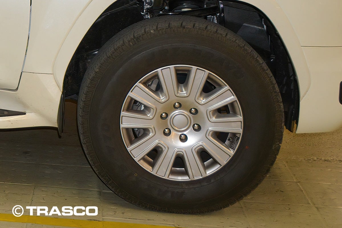 Посилене колесо із системою run-flat на броньованому позашляховику Toyota Land Cruiser 300