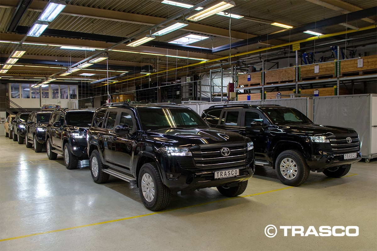 Чорні броньовані позашляховики Toyota Land Cruiser 300 у виробничому цеху TRASCO