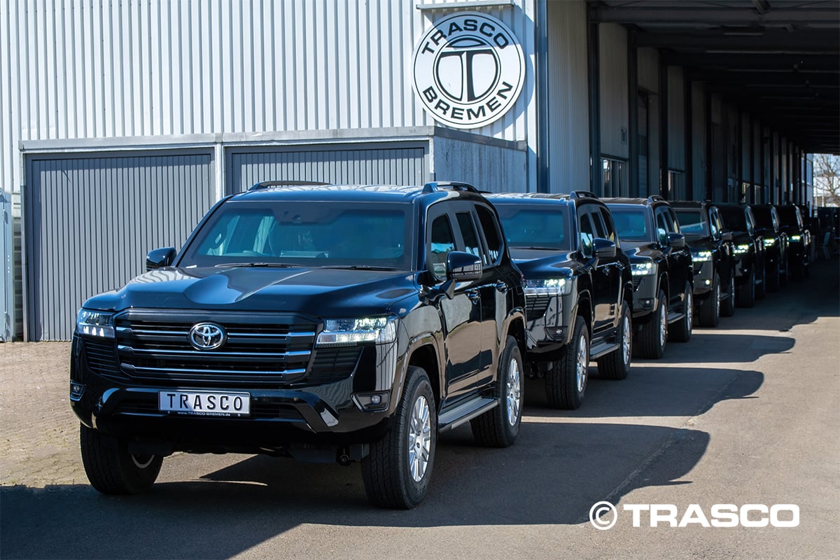 Ряд чорних броньованих позашляховиків Land Cruiser 300, готових до поставки, на заводі TRASCO в Бремені