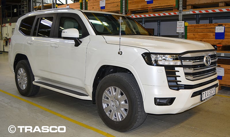 Білий броньований позашляховик Toyota Land Cruiser 300 GX-R, вигляд спереду