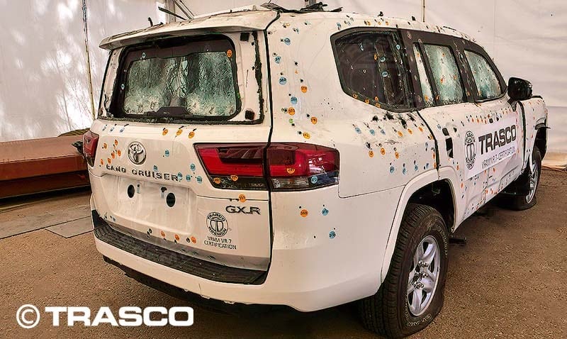 Задня частина сертифікаційного автомобіля Toyota Land Cruiser 300 із задокументованими влучаннями після випробування за класом VR7