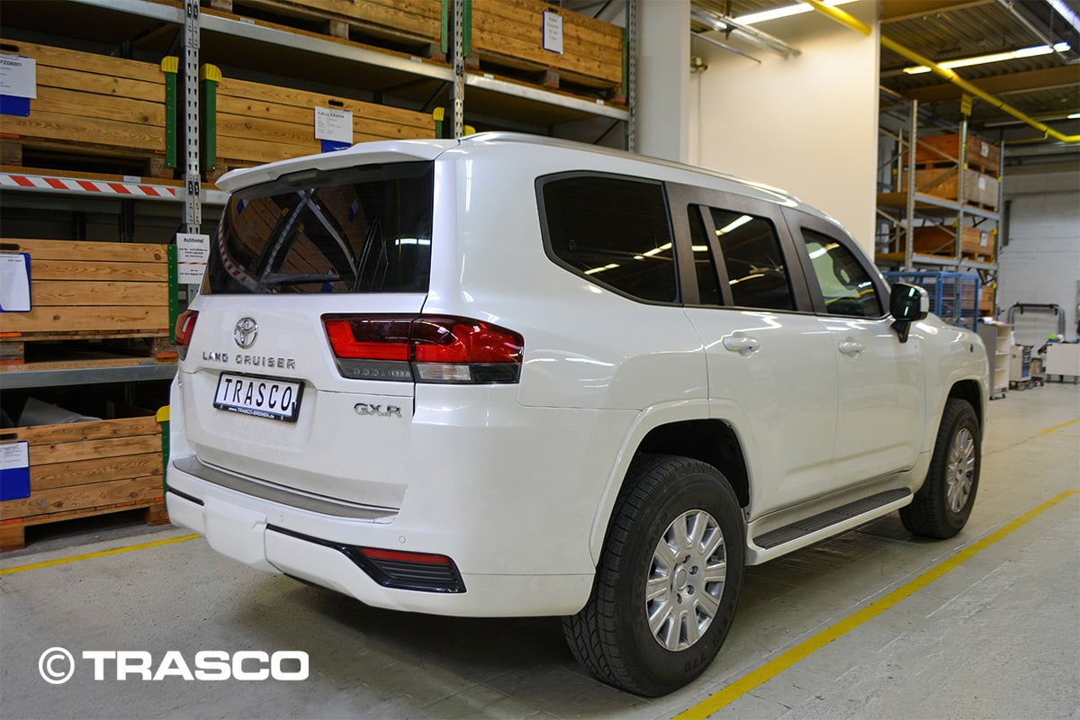 Броньований позашляховик Toyota Land Cruiser 300 GX-R, вигляд ззаду, на заводі