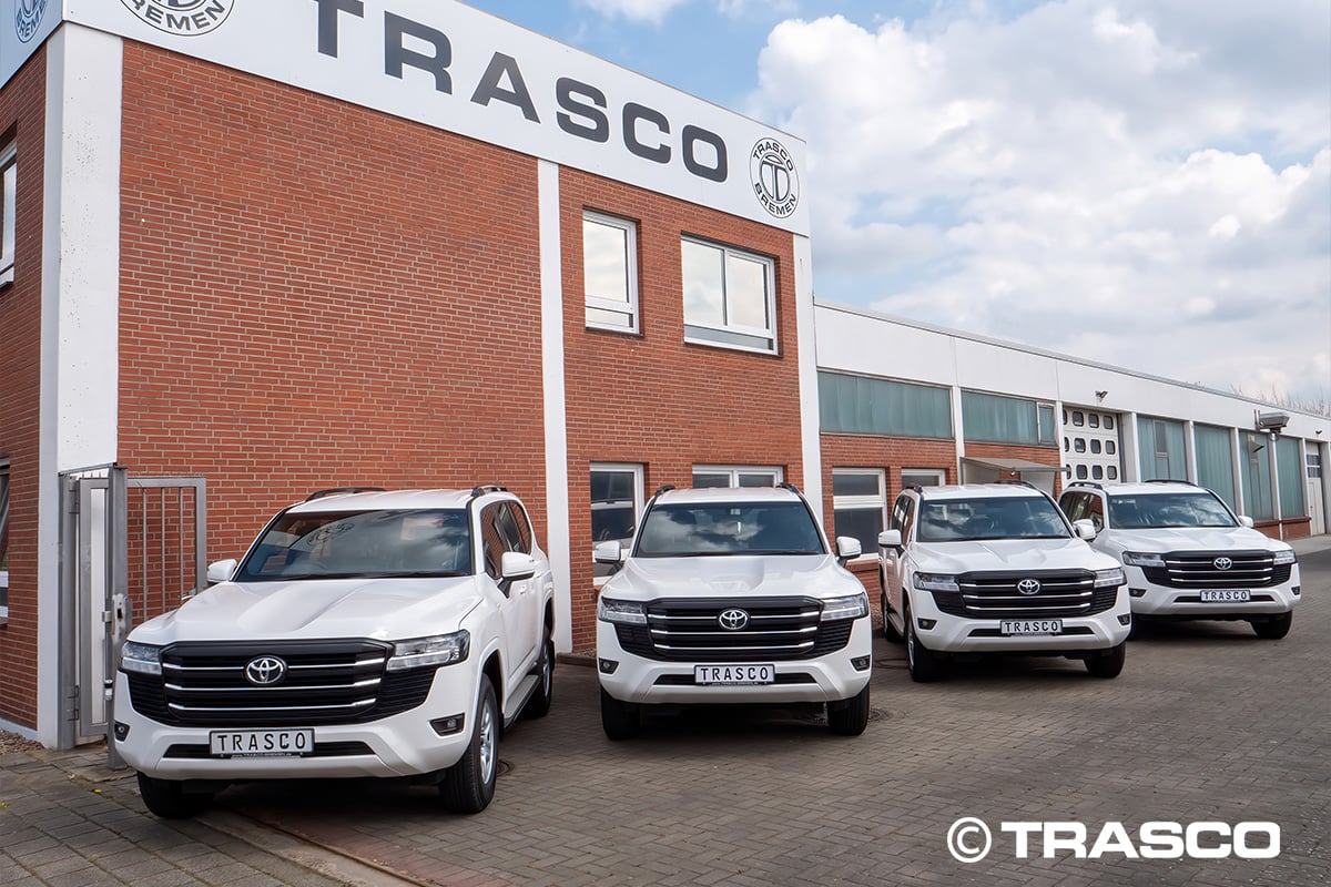 Чотири броньовані позашляховики Toyota Land Cruiser 300 перед головним офісом TRASCO в Бремені