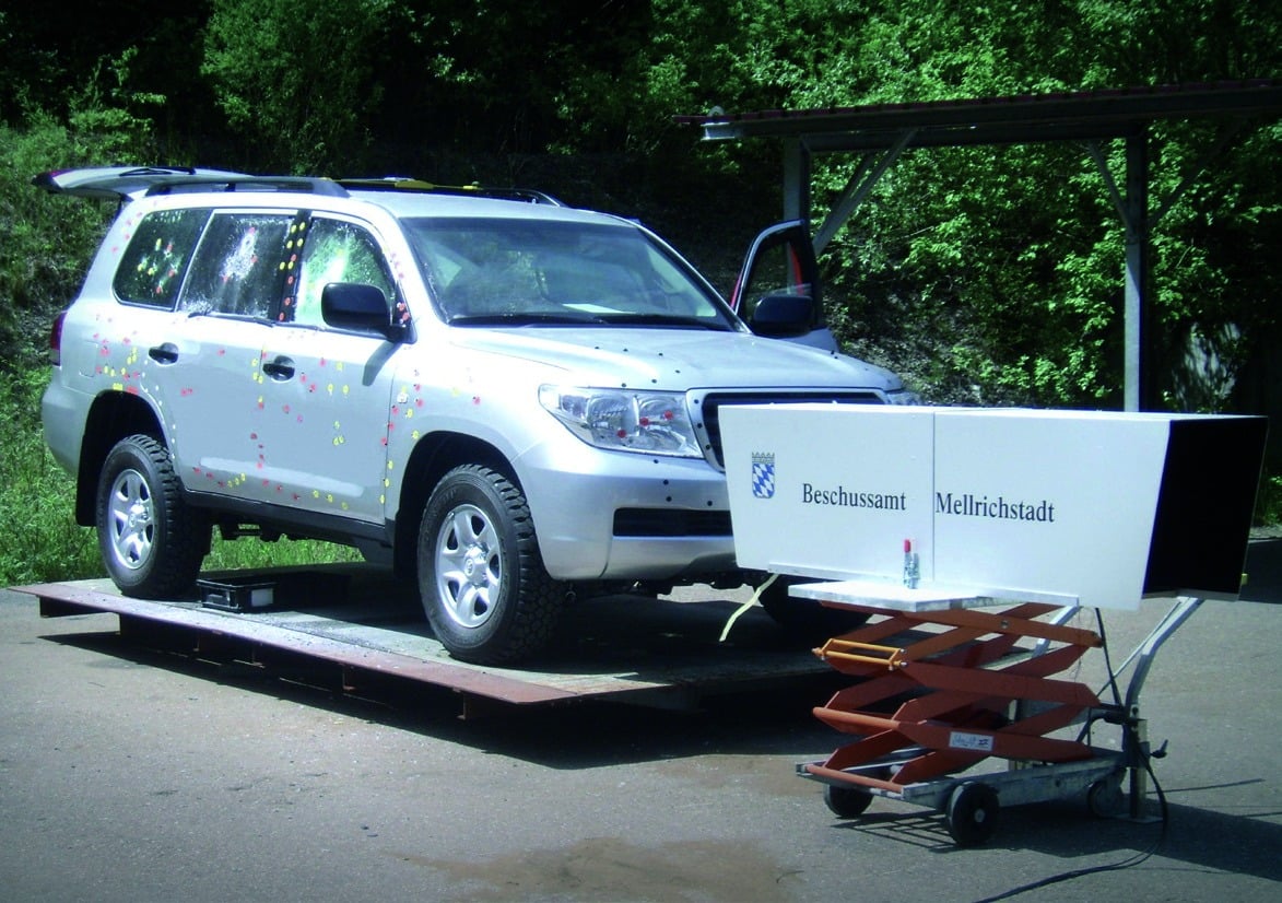 Броньований випробувальний автомобіль Toyota Land Cruiser попереднього покоління з позначеними влучаннями куль у Beschussamt Mellrichstadt