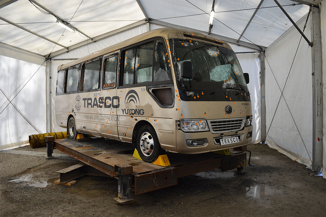 Gepanzerter Yutong-VIP-Bus von TRASCO nach der Beschussprüfung zur Zertifizierung nach VPAM-BRV 2009, mit markierten Treffern